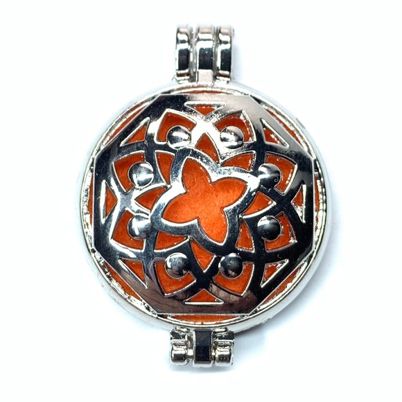 😍 Filigreed Essential Oil Diffuser Pendant 👀 - Picture 1 of 5